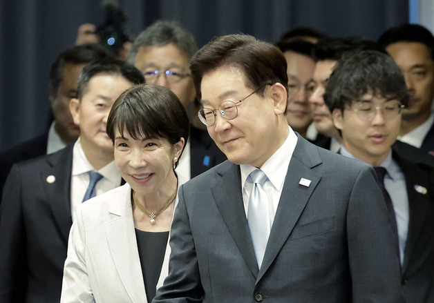 입장하는 한일 정상