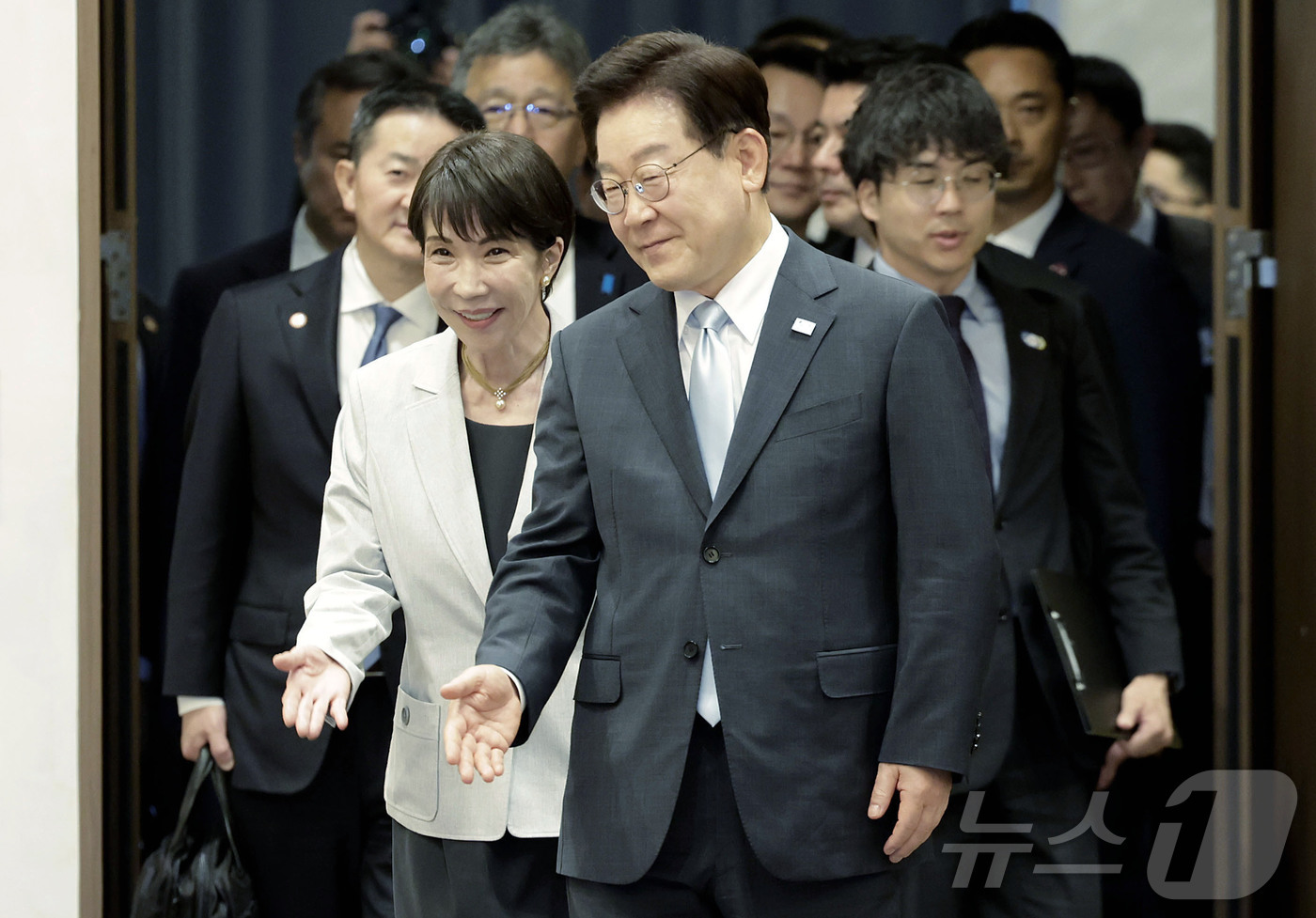 (안동=뉴스1) 허경 기자 = 이재명 대통령과 다카이치 사나에 일본 총리가 19일 경북 안동의 한 호텔에서 공동언론발표를 하기 위해 입장하고 있다. (청와대통신사진기자단)  202 …