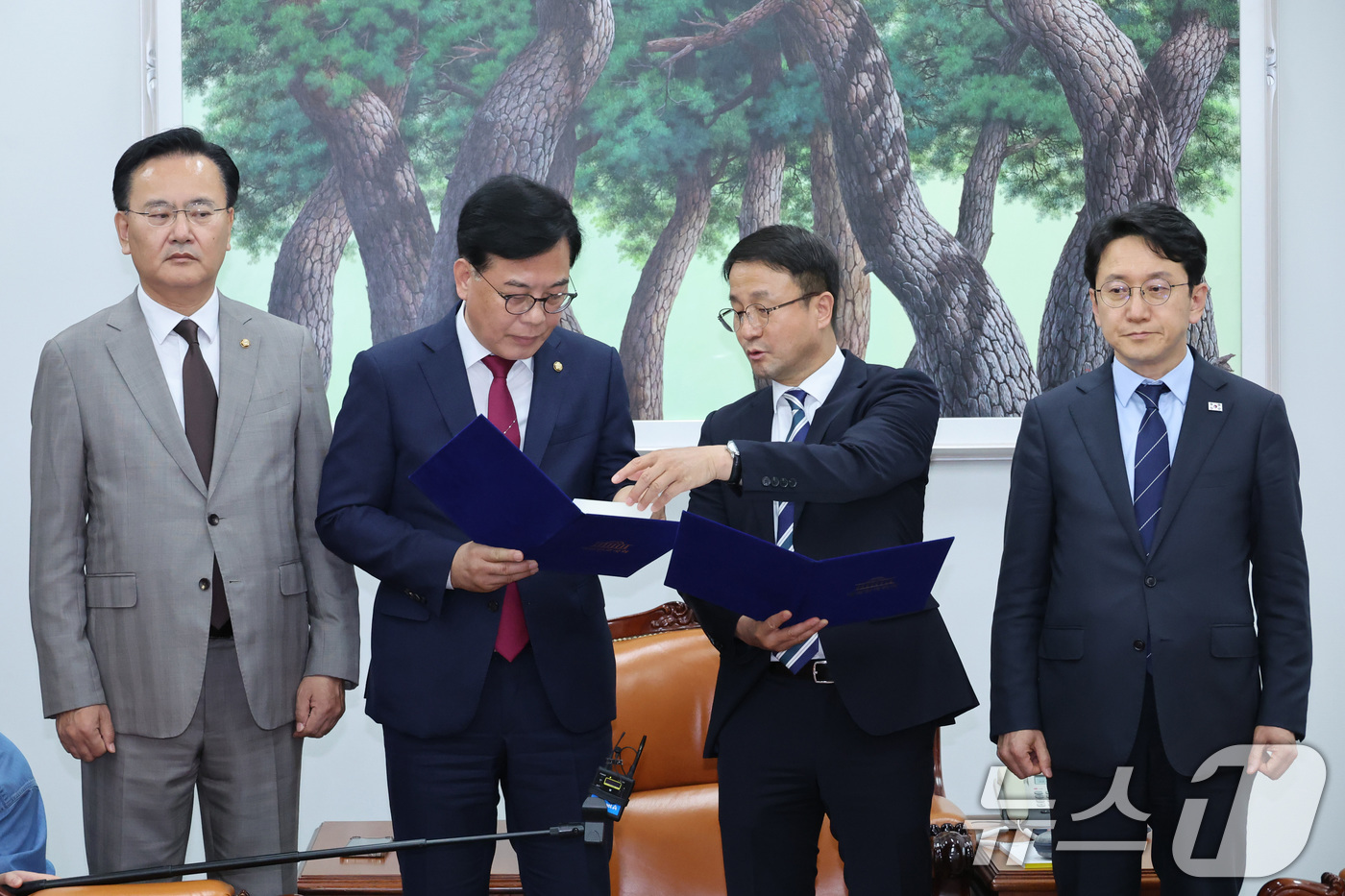 (서울=뉴스1) 신웅수 기자 = 한병도 더불어민주당 원내대표와 송언석 국민의힘 원내대표가 19일 서울 여의도 국회에서 국회의장단 선출 관련 합의문을 공개하고 있다. 2026.5.1 …
