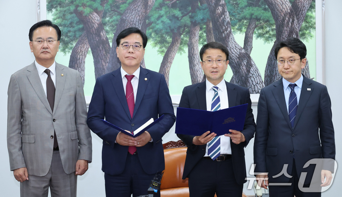 (서울=뉴스1) 신웅수 기자 = 한병도 더불어민주당 원내대표와 송언석 국민의힘 원내대표가 19일 서울 여의도 국회에서 국회의장단 선출 관련 합의문을 공개하고 있다. 2026.5.1 …