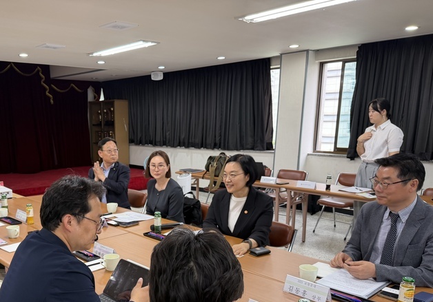 "산재 처리 몰라 노무사비 300만원…소상공인 접근성 낮춰야"(종합)