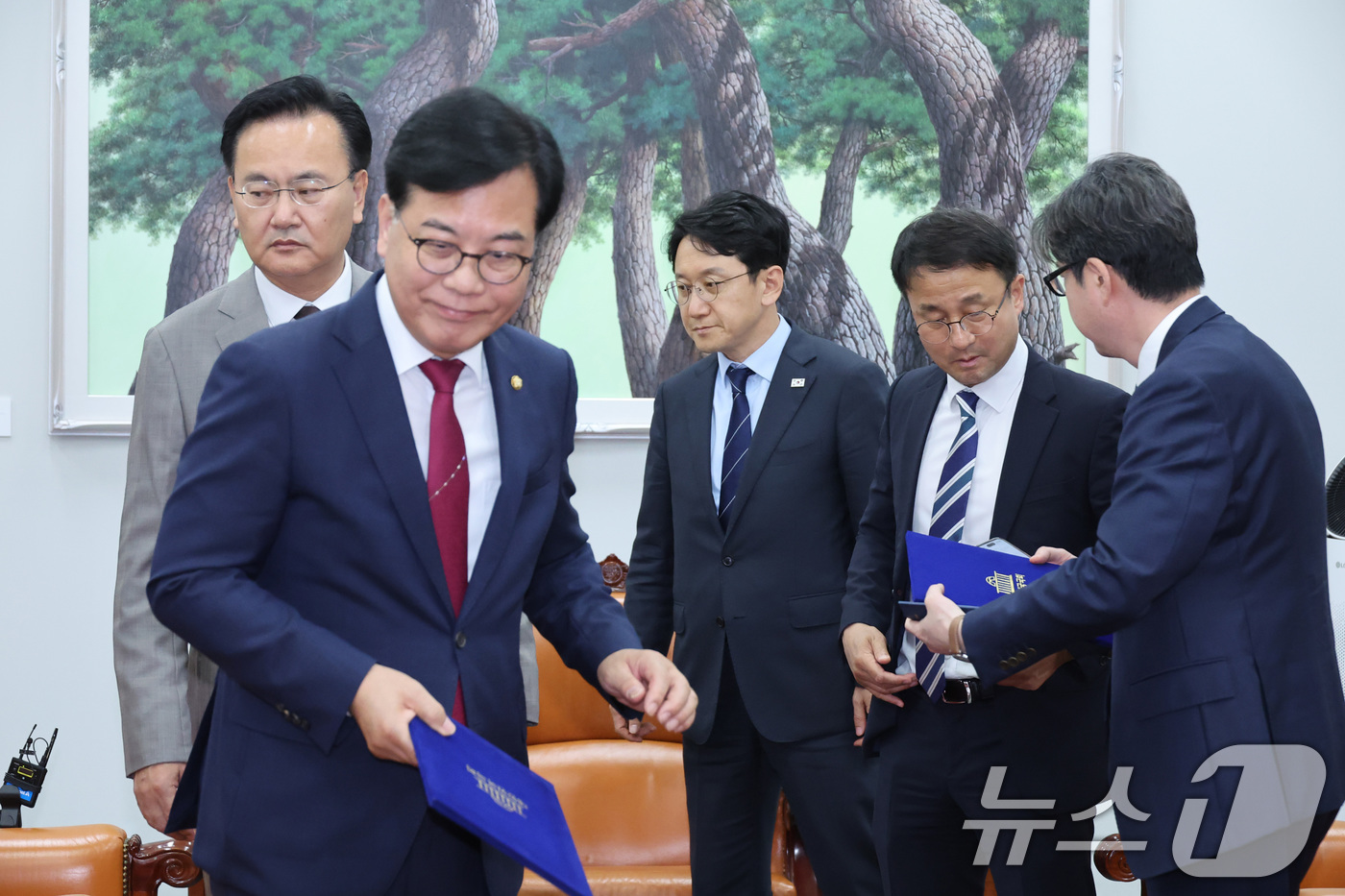 (서울=뉴스1) 신웅수 기자 = 한병도 더불어민주당 원내대표와 송언석 국민의힘 원내대표가 19일 서울 여의도 국회에서 국회의장단 선출 관련 합의문을 공개한 후 운영위원장실을 나서고 …