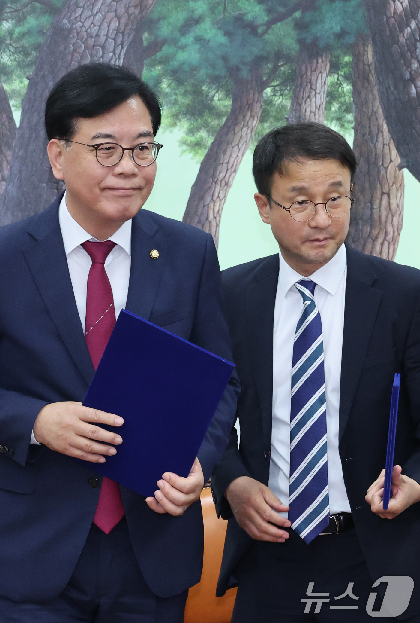 (서울=뉴스1) 신웅수 기자 = 한병도 더불어민주당 9원내대표와 송언석 국민의힘 원내대표가 19일 서울 여의도 국회에서 국회의장단 선출 관련 합의문을 공개한 후 운영위원장실을 나서 …