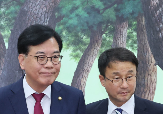 운영위원장실 나서는 한병도·송언석