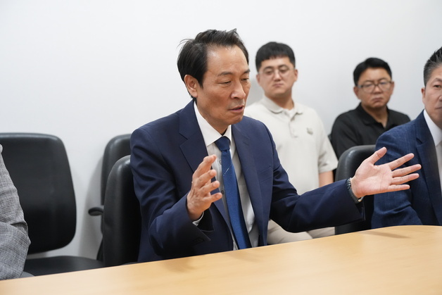 강원 자영업·소상공인협의회, 우상호에 정책 제안서 전달