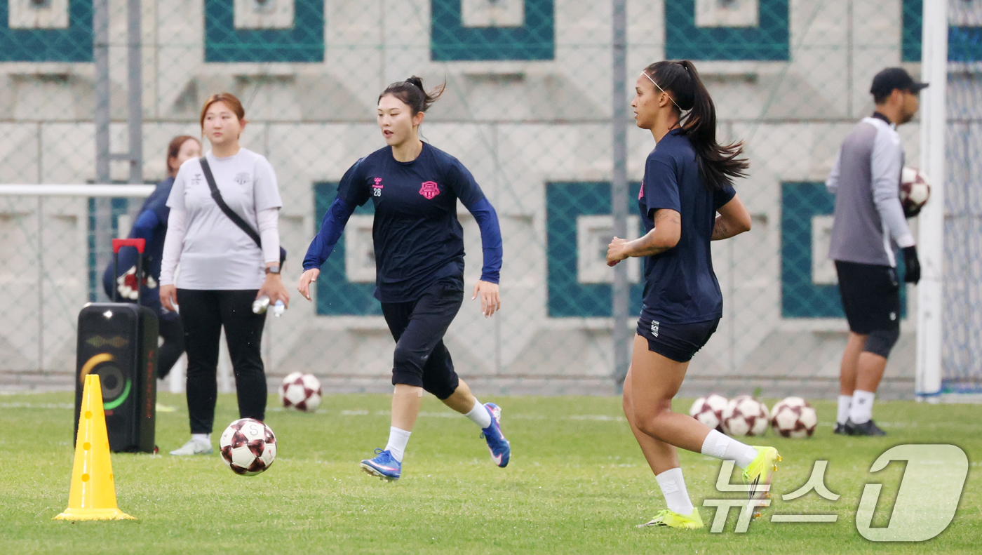 (수원=뉴스1) 김영운 기자 = 2025-26 아시아축구연맹(AFC) 여자챔피언스리그(AWCL) 4강전 수원FC위민과 내고향축구단의 경기를 하루 앞둔 19일 경기 수원시 팔달구 수 …