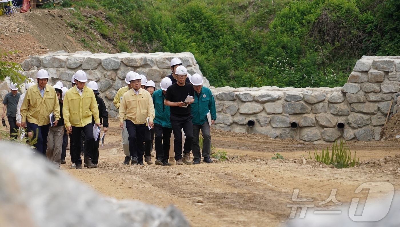 (충북=뉴스1) = 박은식 산림청장이 19일 충청북도 보은군 산림유역관리 사업지를 찾아 추진상황을 점검하고 있다. (산림청 제공. 재판매 및 DB 금지) 2026.5.19/뉴스1