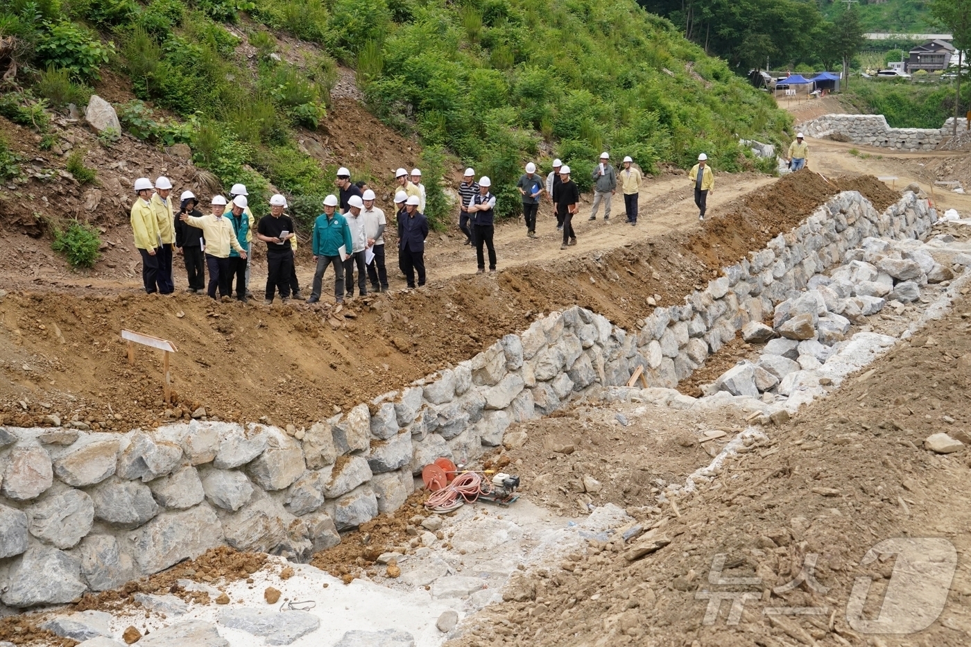 (충북=뉴스1) = 박은식 산림청장이 19일 충청북도 보은군 산림유역관리 사업지를 찾아 추진상황을 점검하고 있다. (산림청 제공. 재판매 및 DB 금지) 2026.5.19/뉴스1
