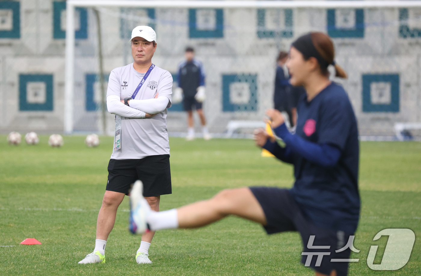 (수원=뉴스1) 김영운 기자 = 2025-26 아시아축구연맹(AFC) 여자챔피언스리그(AWCL) 4강전 수원FC위민과 내고향축구단의 경기를 하루 앞둔 19일 경기 수원시 팔달구 수 …