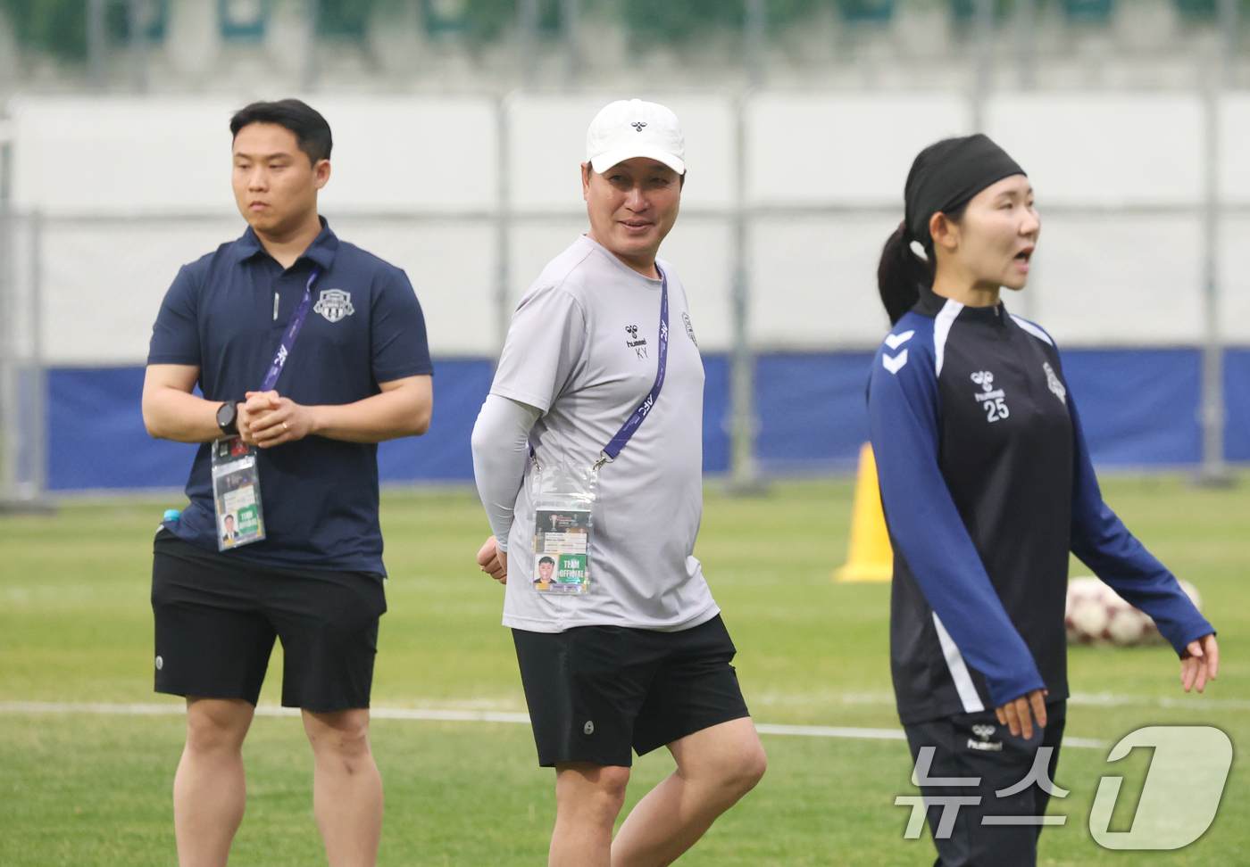 (수원=뉴스1) 김영운 기자 = 2025-26 아시아축구연맹(AFC) 여자챔피언스리그(AWCL) 4강전 수원FC위민과 내고향축구단의 경기를 하루 앞둔 19일 경기 수원시 팔달구 수 …