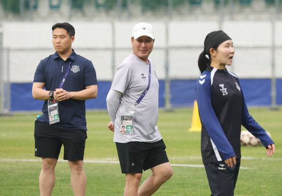 훈련 지켜보는 박길영 감독