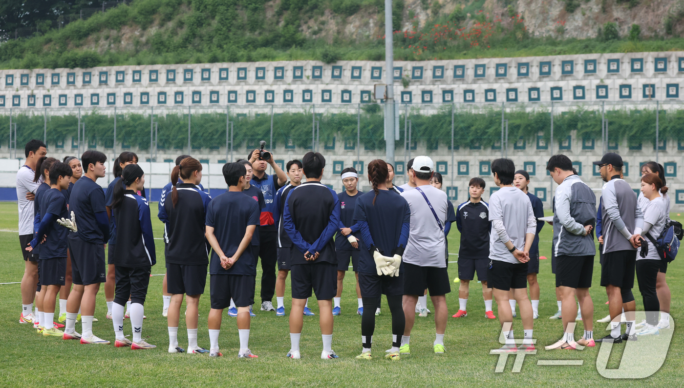 (수원=뉴스1) 김영운 기자 = 2025-26 아시아축구연맹(AFC) 여자챔피언스리그(AWCL) 4강전 수원FC위민과 내고향축구단의 경기를 하루 앞둔 19일 경기 수원시 팔달구 수 …