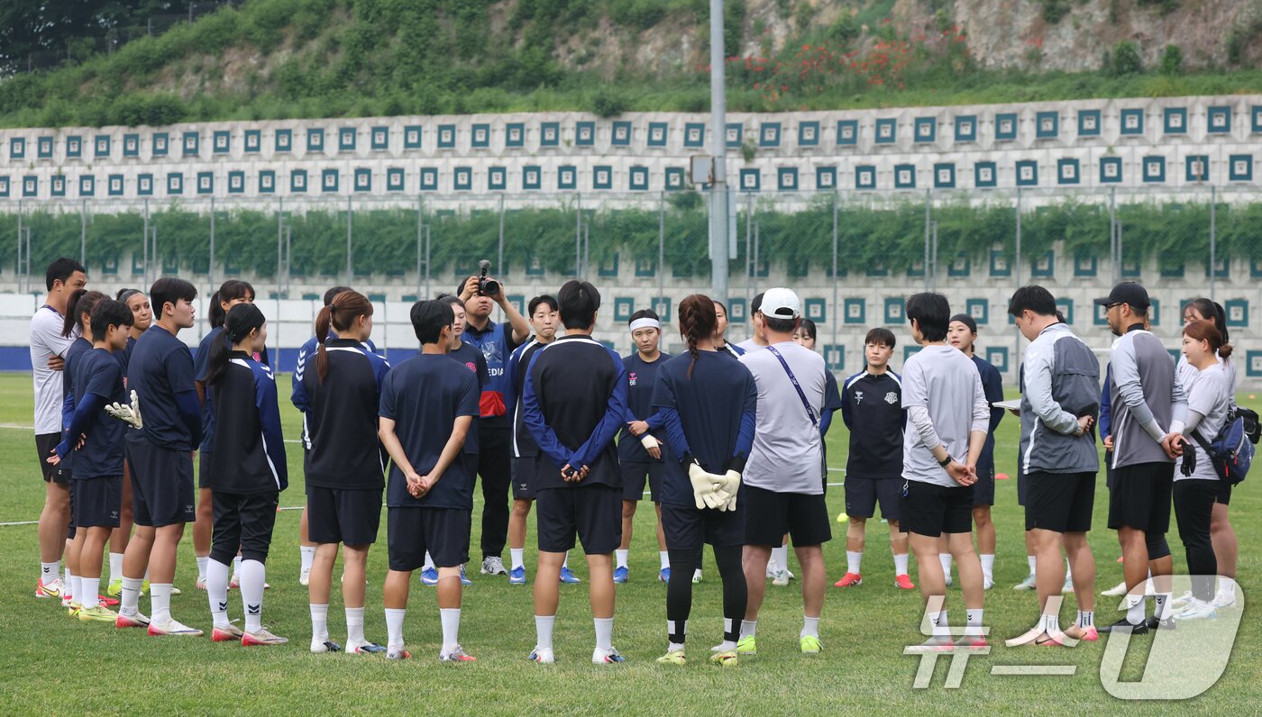 본문 이미지 - 2025-26 아시아축구연맹(AFC) 여자챔피언스리그(AWCL) 4강전 수원FC위민과 내고향축구단의 경기를 하루 앞둔 19일 경기 수원시 팔달구 수원월드컵경기장 보조경기장에서 열린 공개 훈련에서 수원FC 위민 선수들이 훈련을 시작하고 있다. 2026.5.19 ⓒ 뉴스1 김영운 기자