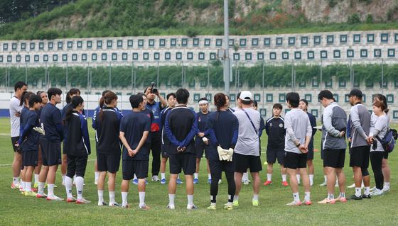 훈련 시작하는 수원FC 위민 선수들