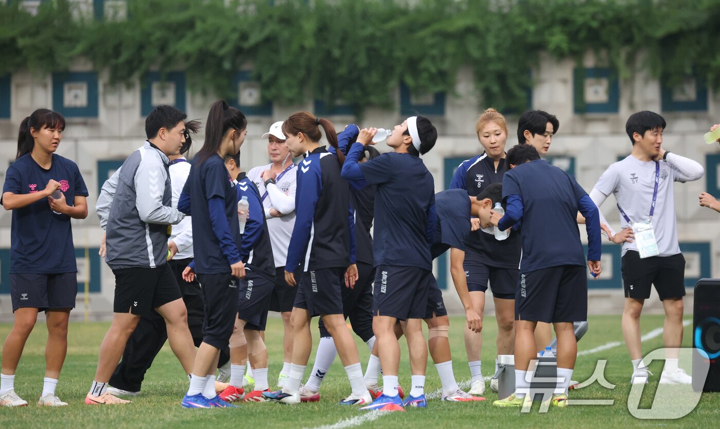 본문 이미지 - 2025-26 아시아축구연맹(AFC) 여자챔피언스리그(AWCL) 4강전 수원FC위민과 내고향축구단의 경기를 하루 앞둔 19일 경기 수원시 팔달구 수원월드컵경기장 보조경기장에서 열린 공개 훈련에서 수원FC 위민 선수들이 훈련을 시작하고 있다. 2026.5.19 ⓒ 뉴스1 김영운 기자