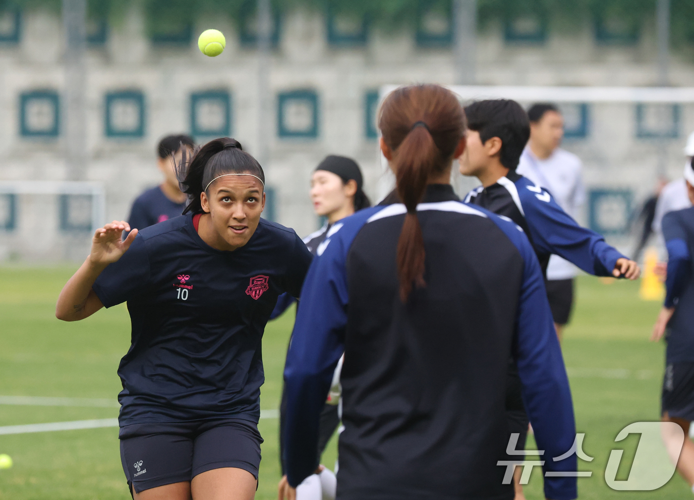 (수원=뉴스1) 김영운 기자 = 2025-26 아시아축구연맹(AFC) 여자챔피언스리그(AWCL) 4강전 수원FC위민과 내고향축구단의 경기를 하루 앞둔 19일 경기 수원시 팔달구 수 …