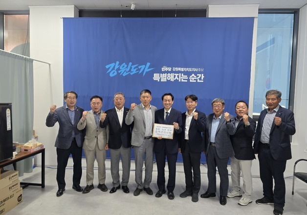 강원 농축협, 우상호·김진태에 '농가 경영 안정' 건의문 전달