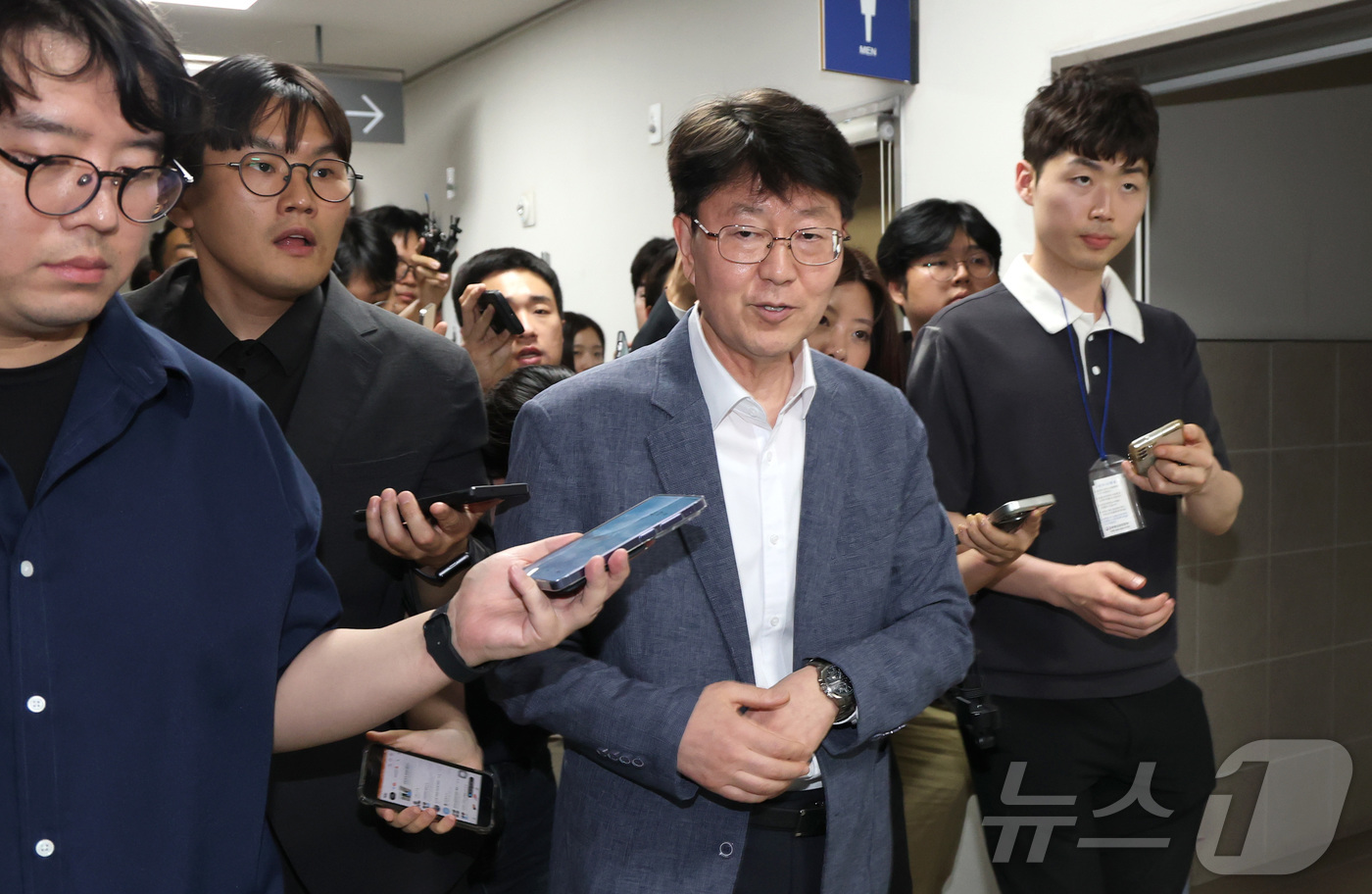 (세종=뉴스1) 김기남 기자 = 박정범  중앙노동위원회 조정관장이 19일 세종시 정부세종청사 중앙노동위원회에서 열린 삼성전자 노·사 사후조정 회의중 저녁식사를 위해  회의장을 나온 …