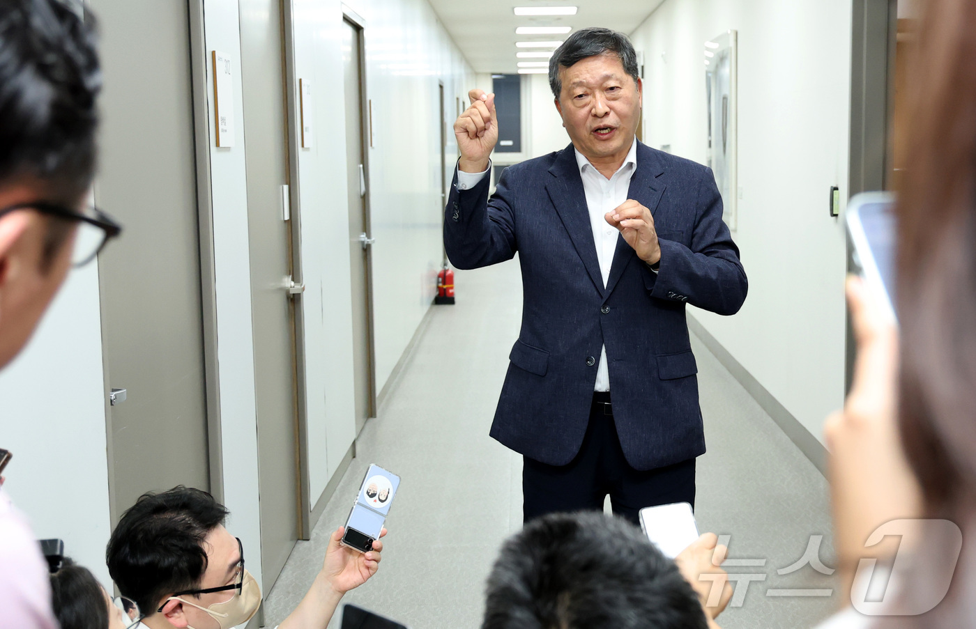 (세종=뉴스1) 김기남 기자 = 박수근 중앙노동위원회 위원장이 19일 세종시 정부세종청사 중앙노동위원회에서 열린 삼성전자 노·사 사후조정 회의중 저녁식사를 위해  회의장을 나온 뒤 …