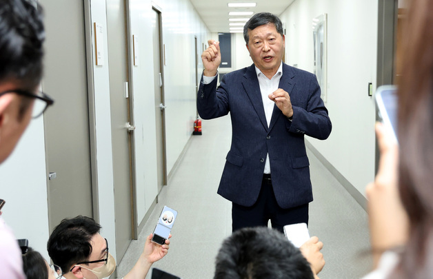 회의진행 설명하는 박수근 중노위원장