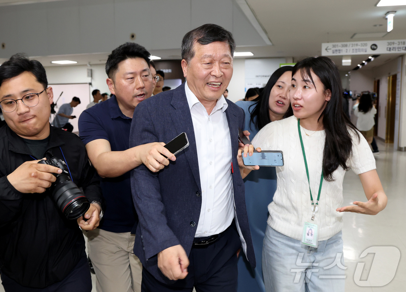 (세종=뉴스1) 김기남 기자 = 박수근 중앙노동위원회 위원장이 19일 세종시 정부세종청사 중앙노동위원회에서 열린 삼성전자 노·사 사후조정 회의중 저녁식사를 위해  회의장을 나오며 …