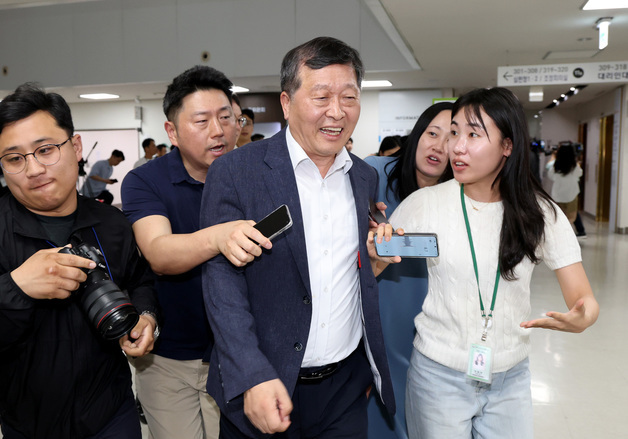 질문 받는  박수근 중노위원장