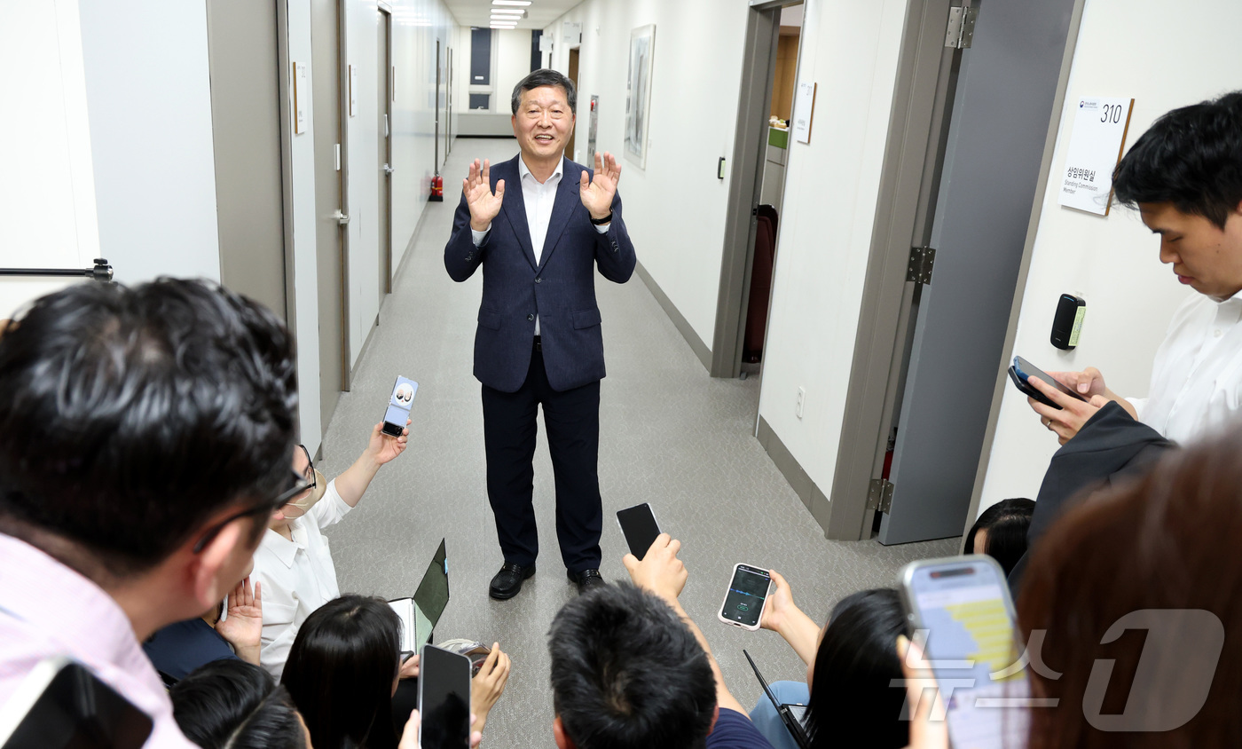(세종=뉴스1) 김기남 기자 = 박수근 중앙노동위원회 위원장이 19일 세종시 정부세종청사 중앙노동위원회에서 열린 삼성전자 노·사 사후조정 회의중 저녁식사를 위해  회의장을 나온 뒤 …