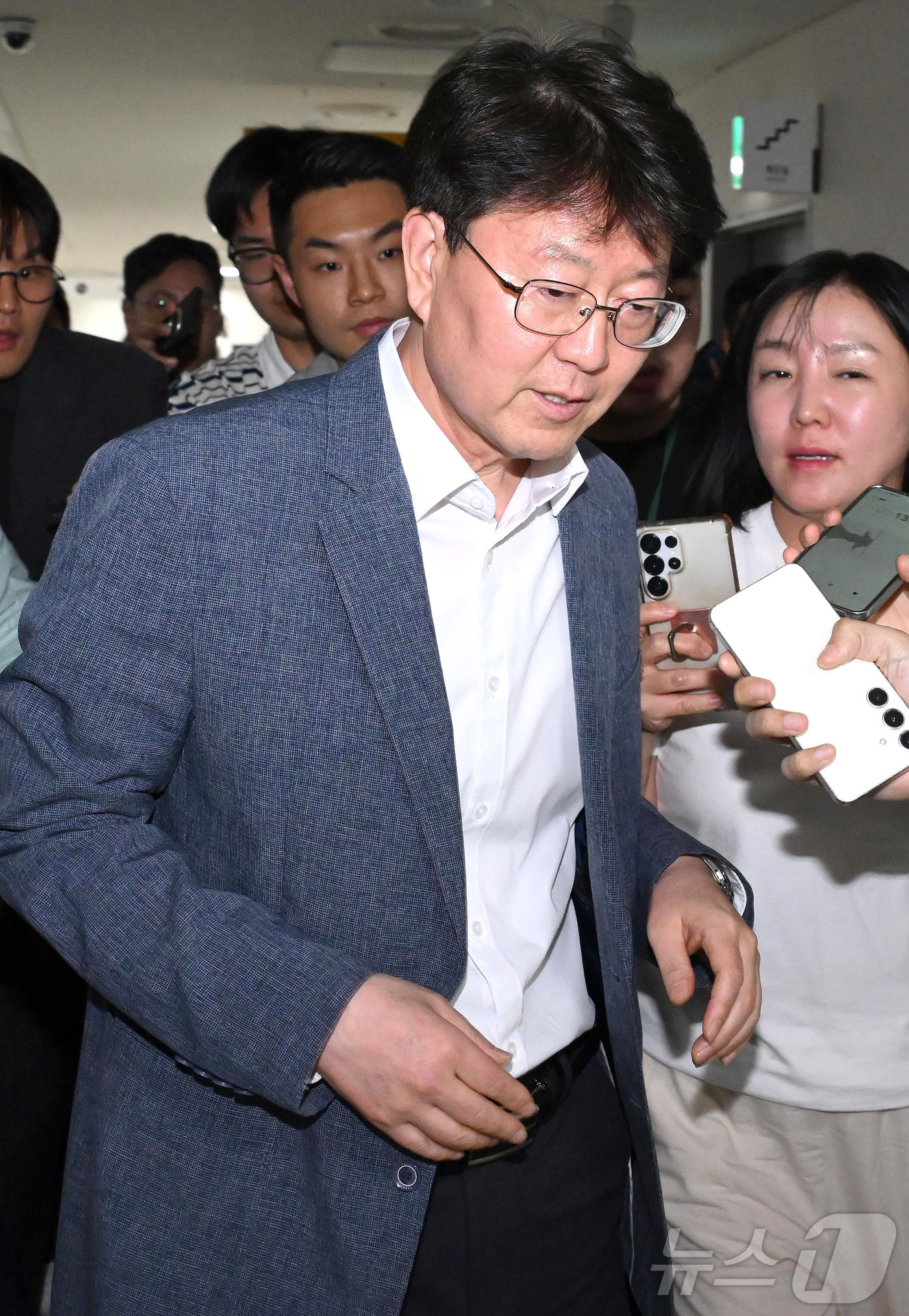 (세종=뉴스1) 김기남 기자 = 박정범 중앙노동위원회 조정관장이 19일 세종시 정부세종청사 중앙노동위원회에서 열린 삼성전자 노·사 사후조정 회의중 저녁식사를 위해 회의장을 나온 뒤 …