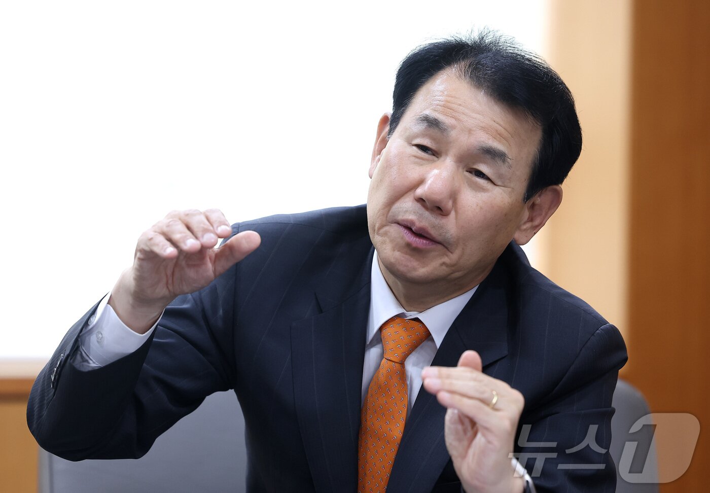 본문 이미지 - 정은보 한국거래소 이사장이 지난 19일 서울 영등포구 여의도 한국거래소에서 뉴스1과 인터뷰를 하고 있다. 그는 "우리 자본시장이 프리미엄 시장으로 점프업한 건 반도체 등 산업의 국제 경쟁력이 확보되는 과정에서 이뤄졌다."고 말했다. ⓒ 뉴스1 김성진 기자