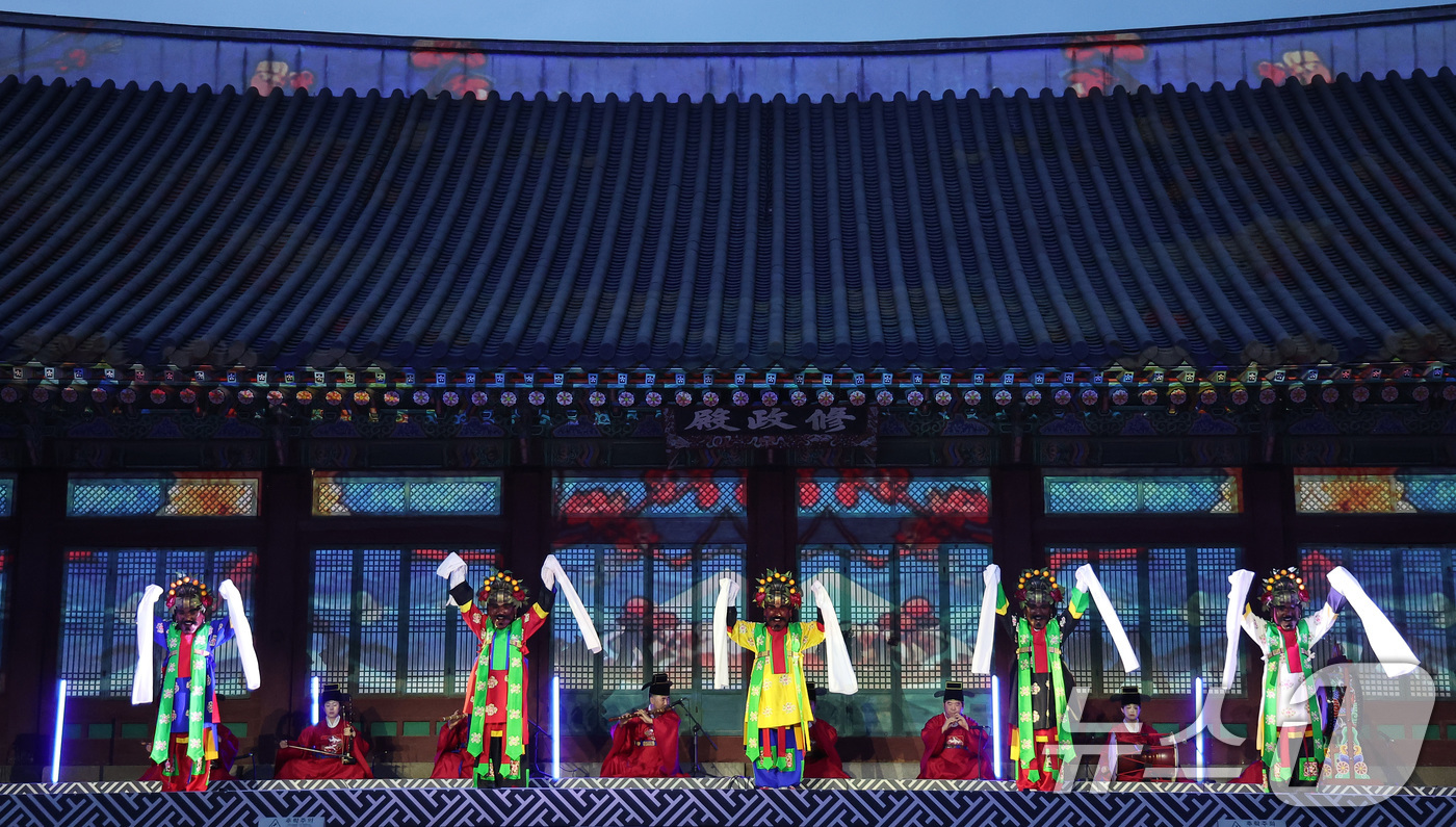 (서울=뉴스1) 김성진 기자 = 19일 서울 종로구 경복궁 수정전 앞에서 열린 2026 국립국악원 경복궁 야간 상설공연 '소리의 씨앗' 미디어 행사에서 처용무 공연이 펼쳐지고 있다 …
