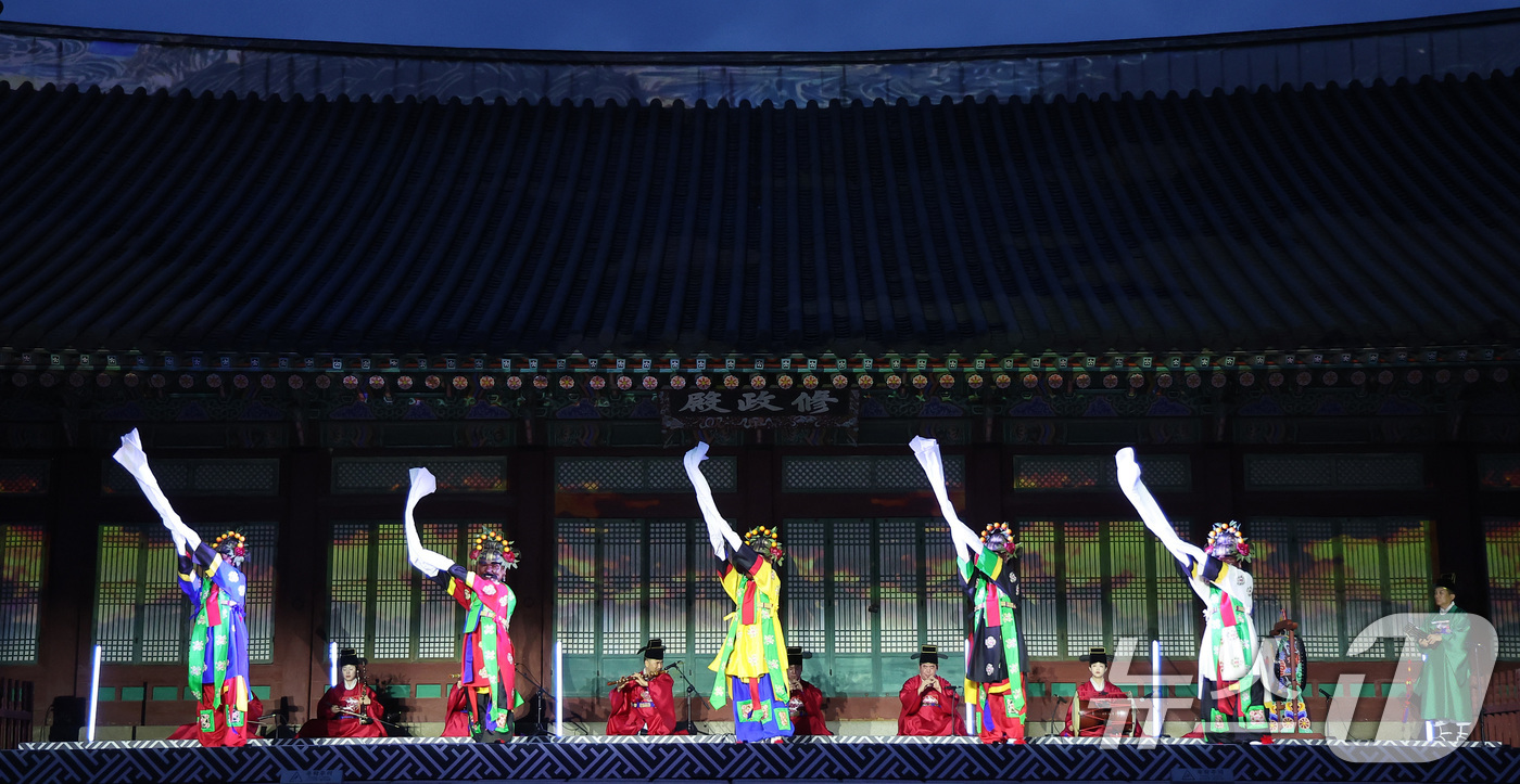 (서울=뉴스1) 김성진 기자 = 19일 서울 종로구 경복궁 수정전 앞에서 열린 2026 국립국악원 경복궁 야간 상설공연 '소리의 씨앗' 미디어 행사에서 처용무 공연이 펼쳐지고 있다 …