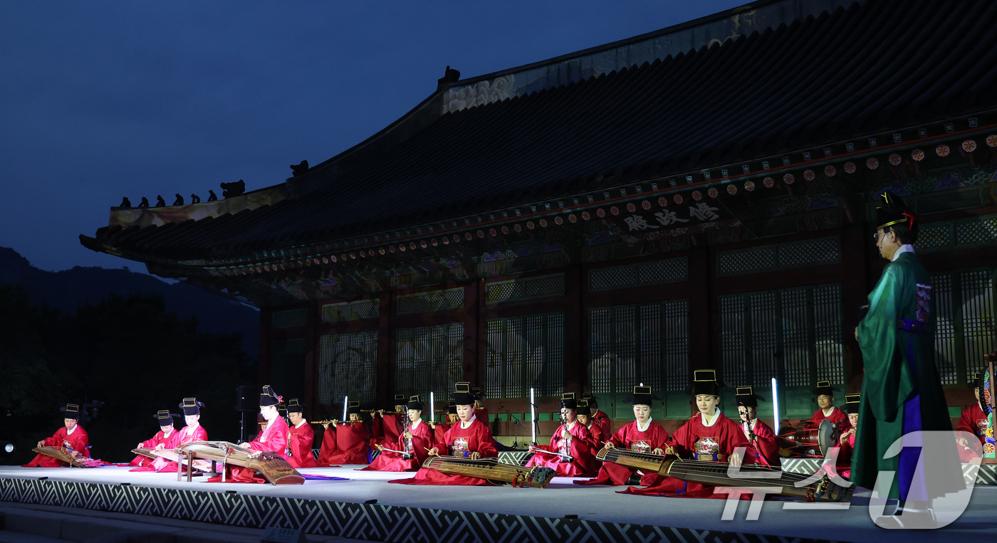 (서울=뉴스1) 김성진 기자 = 19일 서울 종로구 경복궁 수정전 앞에서 열린 2026 국립국악원 경복궁 야간 상설공연 '소리의 씨앗' 미디어 행사에서 여민락 공연이 펼쳐지고 있다 …