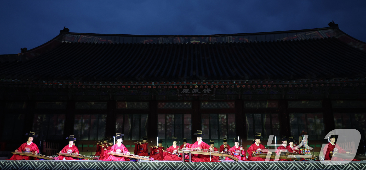 (서울=뉴스1) 김성진 기자 = 19일 서울 종로구 경복궁 수정전 앞에서 열린 2026 국립국악원 경복궁 야간 상설공연 '소리의 씨앗' 미디어 행사에서 여민락 공연이 펼쳐지고 있다 …