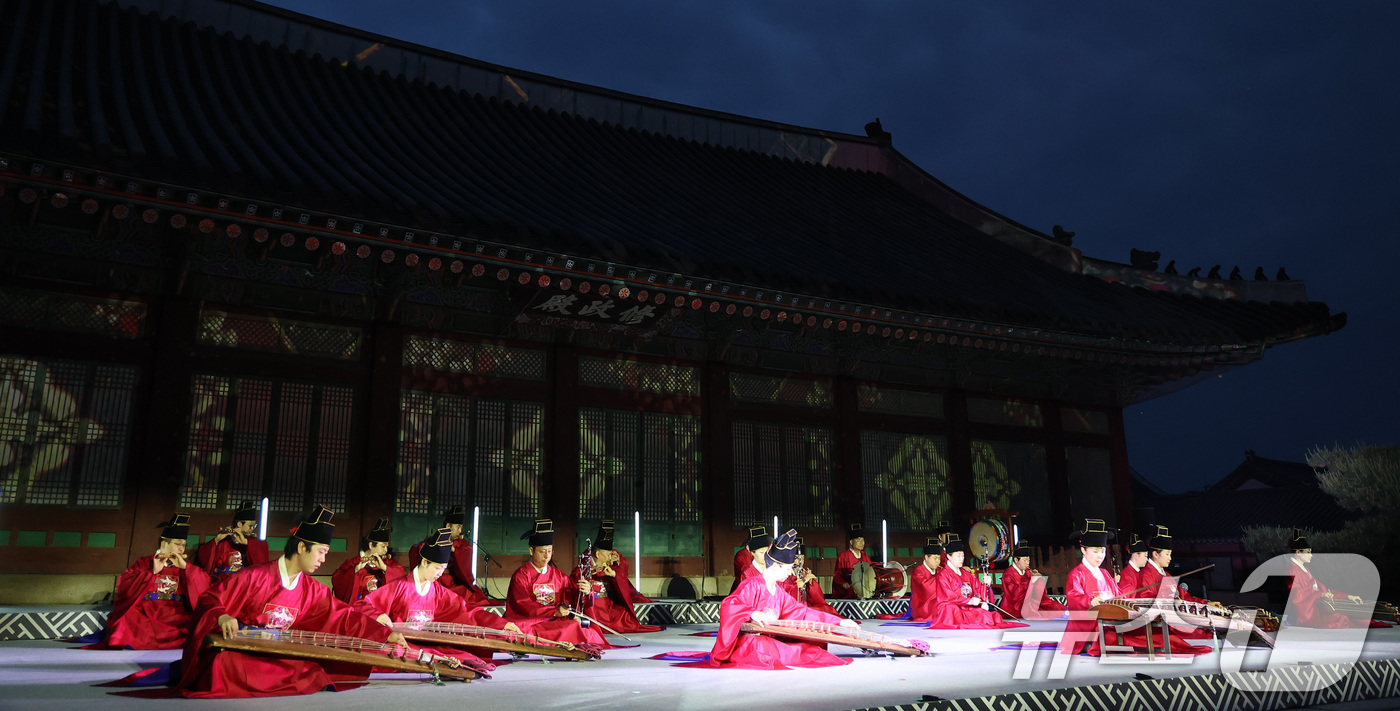(서울=뉴스1) 김성진 기자 = 19일 서울 종로구 경복궁 수정전 앞에서 열린 2026 국립국악원 경복궁 야간 상설공연 '소리의 씨앗' 미디어 행사에서 여민락 공연이 펼쳐지고 있다 …