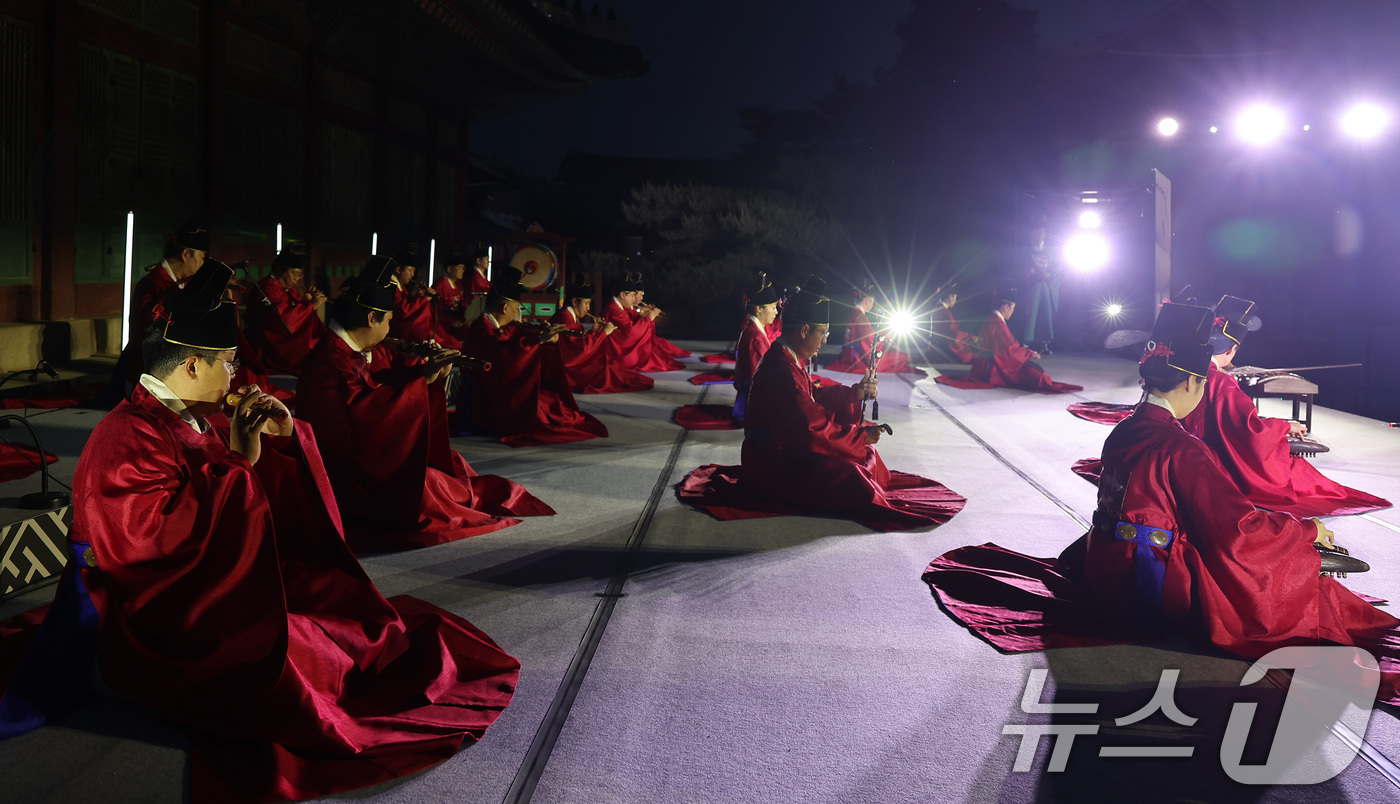(서울=뉴스1) 김성진 기자 = 19일 서울 종로구 경복궁 수정전 앞에서 열린 2026 국립국악원 경복궁 야간 상설공연 '소리의 씨앗' 미디어 행사에서 여민락 공연이 펼쳐지고 있다 …