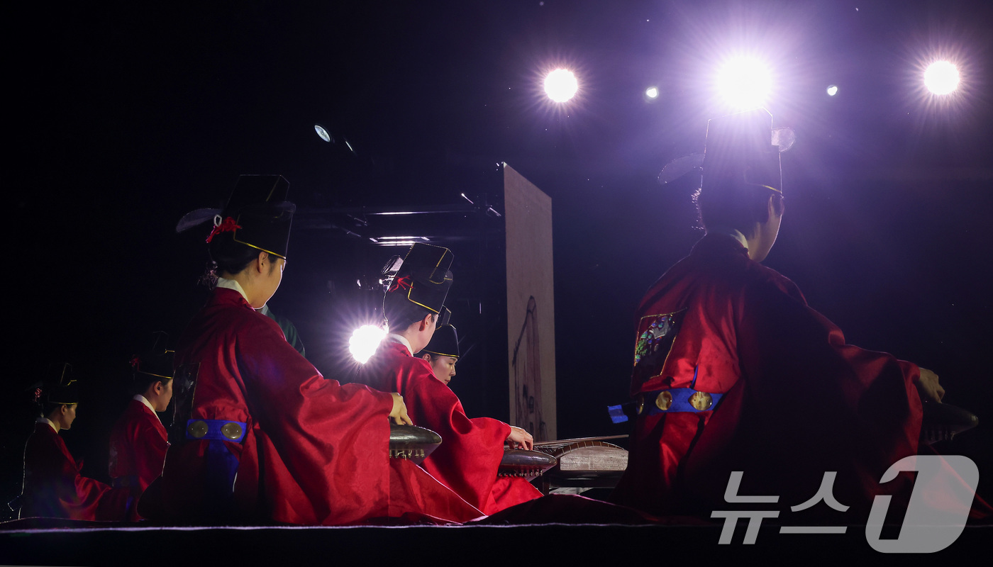 (서울=뉴스1) 김성진 기자 = 19일 서울 종로구 경복궁 수정전 앞에서 열린 2026 국립국악원 경복궁 야간 상설공연 '소리의 씨앗' 미디어 행사에서 여민락 공연이 펼쳐지고 있다 …