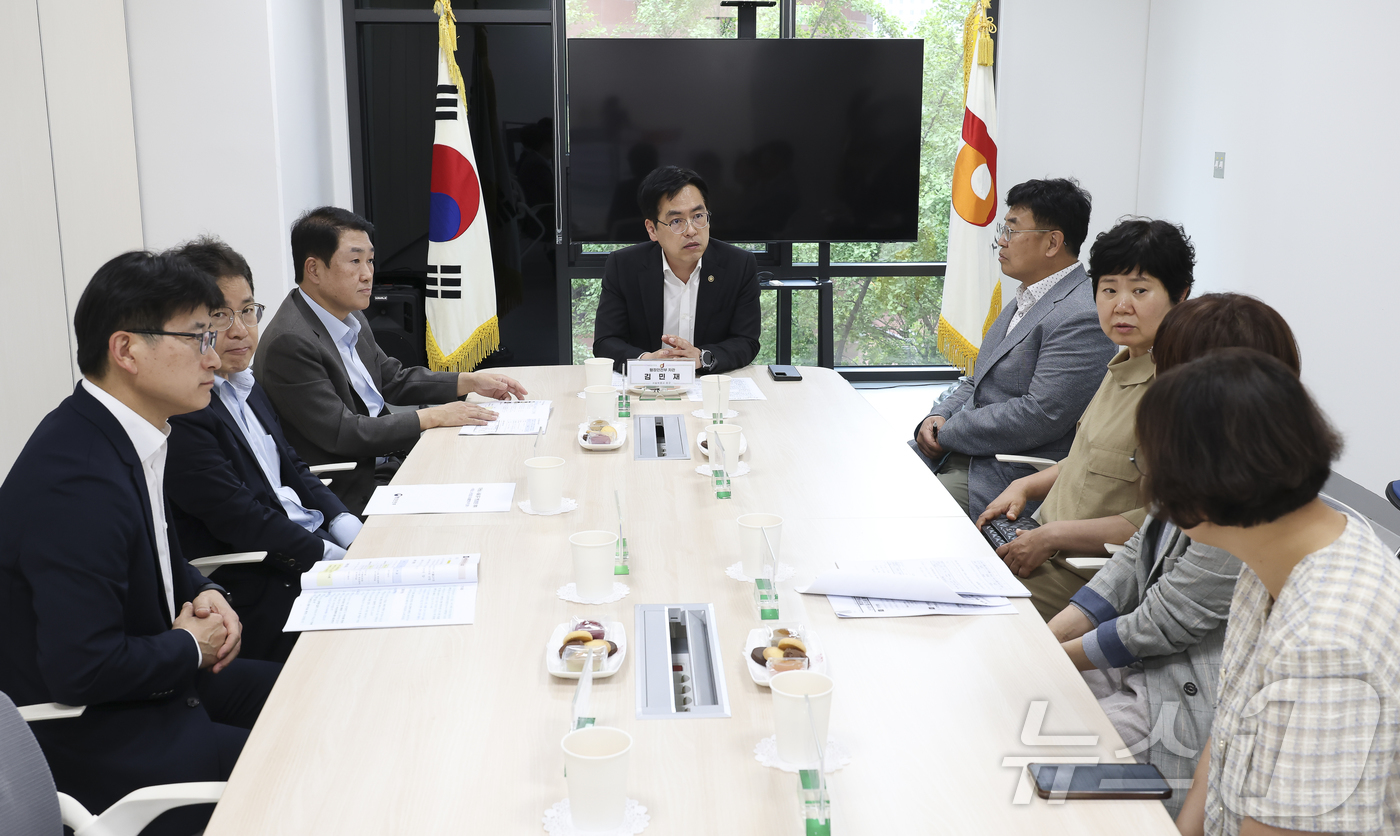(서울=뉴스1) = 김민재 행정안전부 차관이 19일 지방선거 사전투표소가 마련된 사전투표소를 방문해 관계자로부터 사전투표 준비상황을 보고받고 있다. (행정안전부 제공. 재판매 및 …