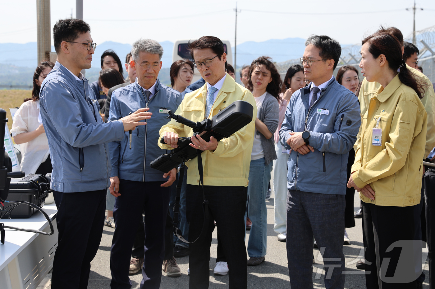 (서울=뉴스1) = 최원호 원자력안전위원회 위원장이 지난 19일 울산 울주군 새울 원자력발전소에서 불법 드론 침투 시 대응 훈련과 새울 4호기 건설 현장을 점검하고 있다. (원자력 …