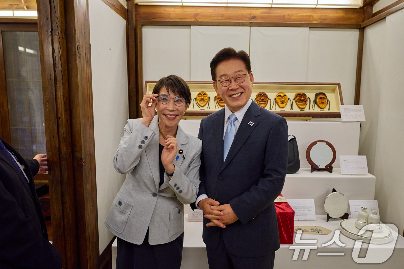 (서울=뉴스1) 이재명 기자 = 이재명 대통령이 19일 경북 안동의 한 호텔에서 다카이치 사나에 일본 총리가 선물한 안경테을 착용한 후 기념촬영을 하고 있다. (청와대 제공. 재판 …