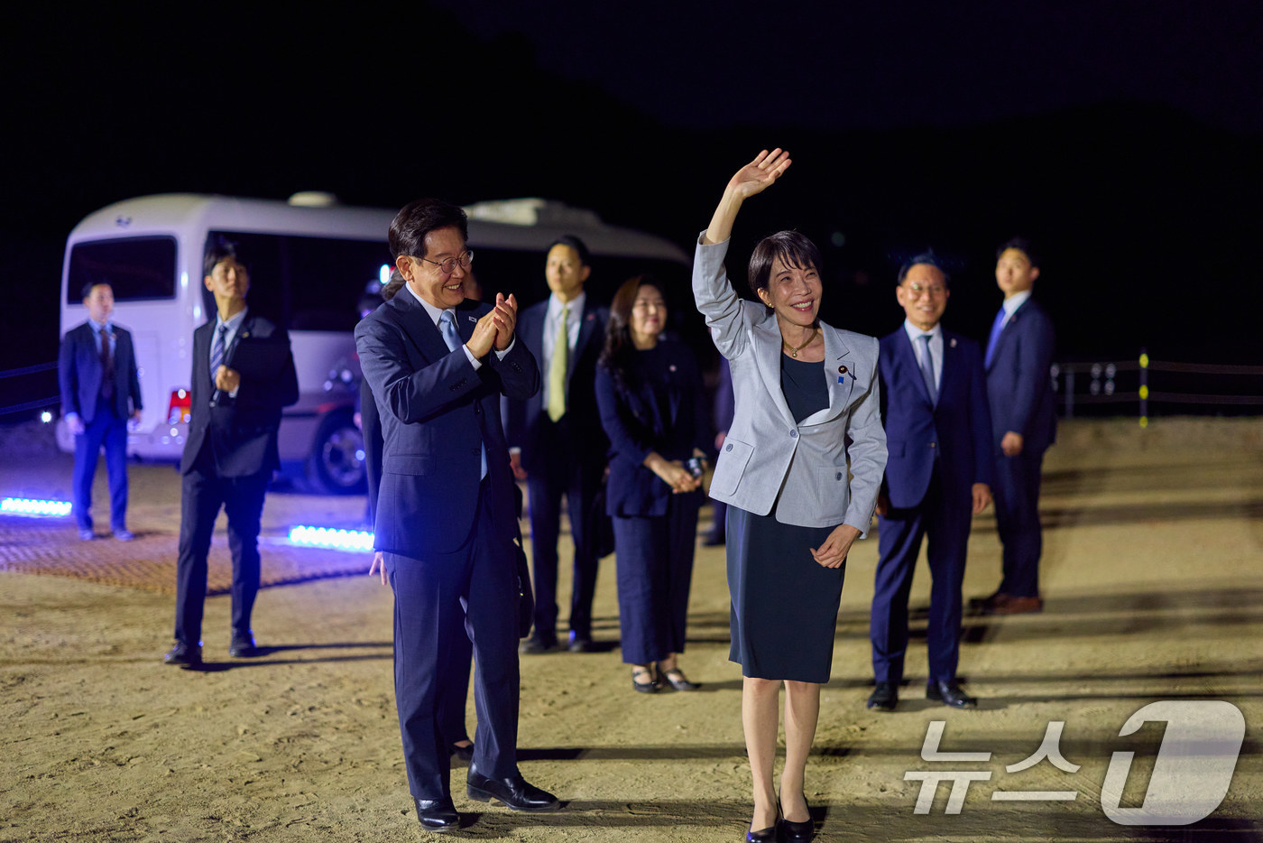 (서울=뉴스1) 이재명 기자 = 다카이치 사나에 일본 총리가 19일 이재명 대통령과 함께 하회선유줄불놀이를 관람하기 위해 경북 안동 하회마을 찾아 시민들에게 인사하고 있다. (청와 …