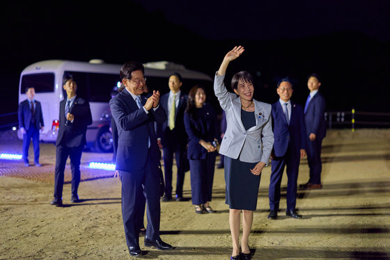 시민들에게 인사하는 다카이치 총리
