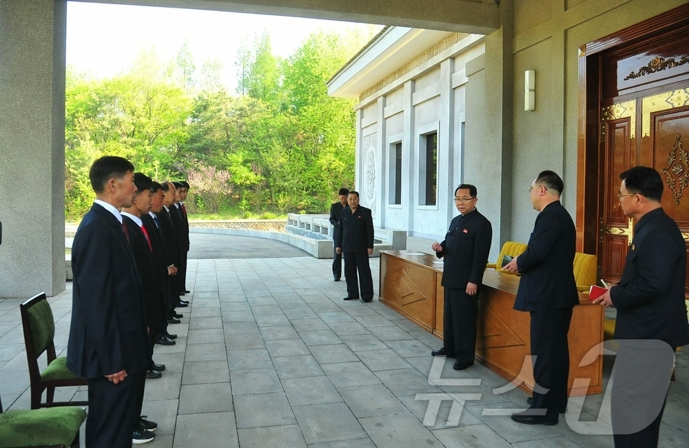(평양 노동신문=뉴스1) = 북한 노동당 기관지 노동신문은 2일 "조선노동당 제9차 대회가 펼친 웅대한 설계도따라 불굴의 개척투쟁으로 쟁취한 고귀한 승리와 성과들을 줄기찬 전성과 …
