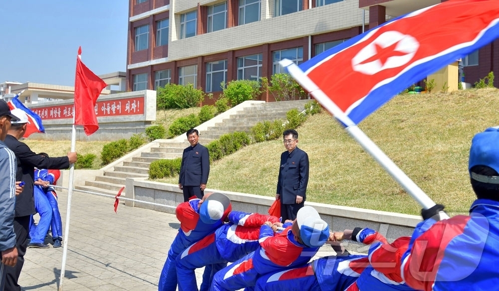 (평양 노동신문=뉴스1) = 북한 노동당 기관지 노동신문은 2일 "당과 정부의 간부들이 1일 각지 공장, 기업소 등에 나가 근로자들과 함께 5.1절을 뜻깊게 기념하였다"고 보도했다 …