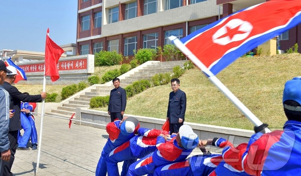 본문 이미지 - (평양 노동신문=뉴스1) = 북한 노동당 기관지 노동신문은 2일 "당과 정부의 간부들이 1일 각지 공장, 기업소 등에 나가 근로자들과 함께 5.1절을 뜻깊게 기념하였다＂고 보도했다. [국내에서만 사용가능. 재배포 금지. DB 금지. For Use Only in the Republic of Korea. Redistribution Prohibited] rodongphoto@news1.kr
