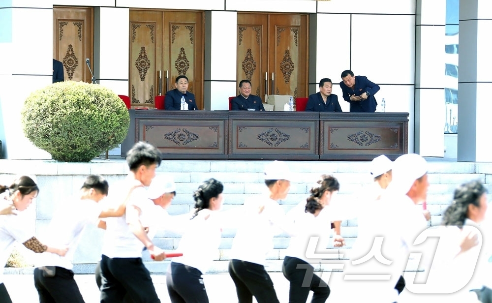 (평양 노동신문=뉴스1) = 북한 노동당 기관지 노동신문은 2일 "당과 정부의 간부들이 1일 각지 공장, 기업소 등에 나가 근로자들과 함께 5.1절을 뜻깊게 기념하였다"고 보도했다 …