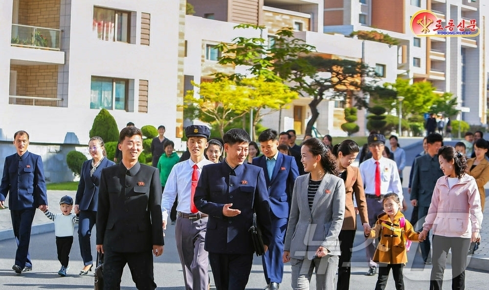 (평양 노동신문=뉴스1) = 북한 노동당 기관지 노동신문은 2일 "전세계근로자들의 명절을 맞으며 얼마전 우리는 이 땅의 근로자들이 누리는 참다운 삶과 행복의 축도라고도 할수 있는 …