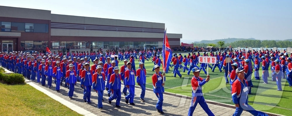 (평양 노동신문=뉴스1) = 북한 노동당 기관지 노동신문은 2일 "당 제9차 대회 결정을 높이 받들고 위대한 우리 국가의 융성 번영을 힘차게 앞당겨나가는 온 나라 전체 인민이 5. …