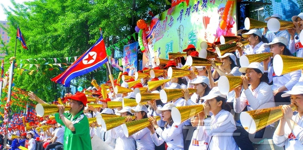 (평양 노동신문=뉴스1) = 북한 노동당 기관지 노동신문은 2일 "당 제9차 대회 결정을 높이 받들고 위대한 우리 국가의 융성 번영을 힘차게 앞당겨나가는 온 나라 전체 인민이 5. …