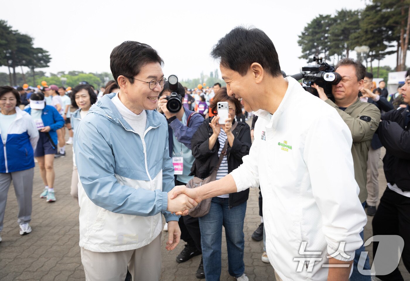 본문 이미지 - 2일 오전 서울 마포구 월드컵공원 평화광장 일대에서 열린 여성마라톤 대회에서 정원오 더불어민주당 서울시장 후보와 오세훈 국민의힘 서울시장 후보가 인사를 나누고 있다. (정원오 후보 캠프 제공) 2026.5.2 ⓒ 뉴스1 박지혜 기자