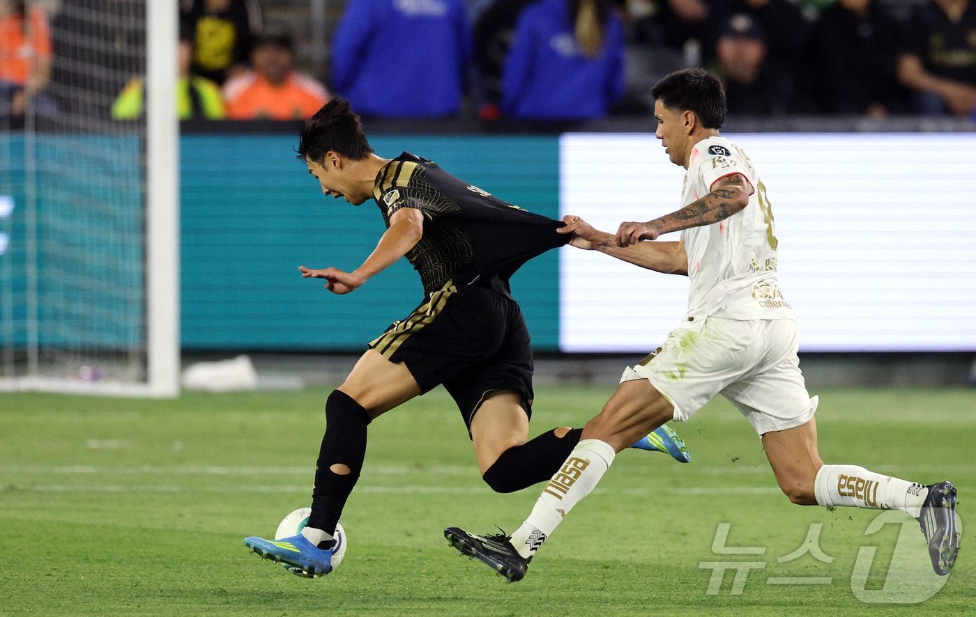 본문 이미지 - LA FC의 손흥민(왼쪽) ⓒ AFP=뉴스1